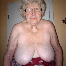 Iskusna baka,sto rado nosi stikle,haltere i korzete,spremna te pozvati kod sebe jos danas,za broj od dame i njezin gratis video saljite GINA65 na 880880